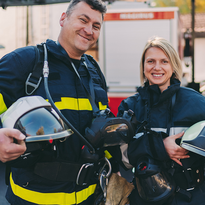 Ein Mann und eine Frau in Feuerwehr-Uniform